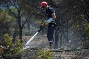 illustration Var : après sept jours de combat, les pompiers maîtrisent l’incendie qui n’est pas encore éteint