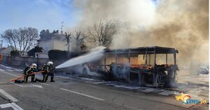 illustration Nîmes : un bus scolaire dévale une rue en flammes, une dizaine d’enfants évacués