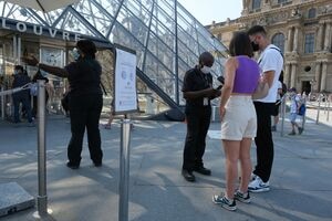 illustration Paris : huit trafiquants de billets interpellés sur le Carrousel du Louvre