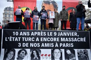 illustration Dix ans après, pourquoi les Kurdes n’oublient pas Fidan, Sakine et Leyla, tuées par balle en plein Paris