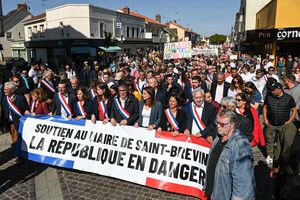 illustration Saint-Brevin : élus de gauche et citoyens défilent en soutien au maire démissionnaire