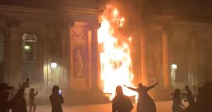 illustration Incendie de la porte de la mairie de Bordeaux : un mineur interpellé et mis en examen