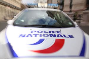 illustration Un homme frappe à la porte et tire : une femme blessée par balle chez elle à Nanterre