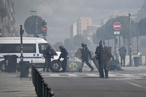 illustration 1er Mai : au moins 108 policiers et gendarmes blessés, un nombre « extrêmement rare », souligne Darmanin