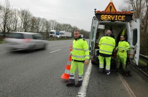 illustration Loire-Atlantique : un bus transportant des musiciens de PNL se renverse sur l’autoroute