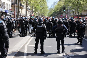 illustration Paris : 350 membres de l’ultradroite défilent lors d’une marche aux flambeaux finalement autorisée