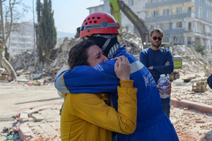 illustration 300 heures sous les décombres : grâce à la pluie, ils ont survécu au séisme en Turquie