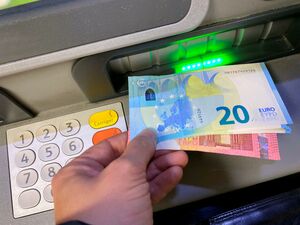 illustration Île-de-France : il avait empoché près de 18000 euros en volant les cartes bancaires de personnes âgées