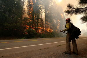 illustration «Des armes braquées sur les pompiers» : en Californie, la difficile évacuation des habitants face au gigantesque incendie Dixie Fire