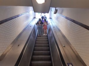 illustration Elle coince son chariot de courses dans l’escalator du métro parisien : six blessés