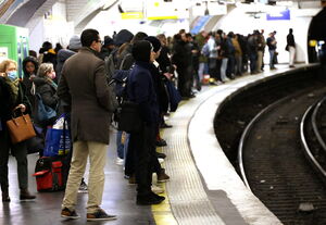 illustration Paris : une femme meurt happée par le métro de la ligne 6, son manteau coincé dans les portes