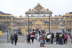 illustration Un homme s’introduit au château de Versailles pour voler... un macaron Ladurée
