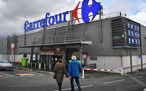 illustration Injures racistes envers une employée de Carrefour : la cliente condamnée à six mois de détention à domicile