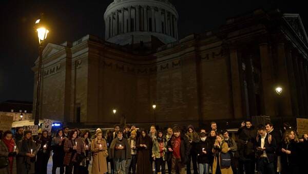 illustration Féminicides. Un rassemblement silencieux à Paris en mémoire des 100e et 101e victimes