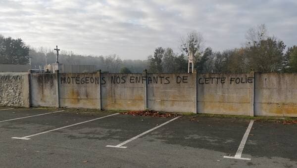 illustration Maine-et-Loire. Tag anti-masque sur le mur du cimetière de Briollay : la mairie porte plainte