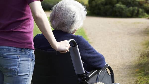 illustration Personnes âgées ou handicapées : une « hausse persistante » des alertes pour maltraitances au 3977