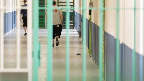 illustration Nantes. Trois mineurs jettent un colis de drogue dans la prison