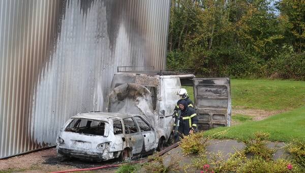 illustration Deux véhicules brûlés au centre de contrôle technique, à Livarot