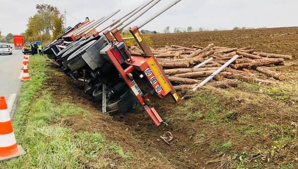 illustration Deux-Sèvres. Un camion transportant du bois se renverse sur la trois voies entre Parthenay et Niort