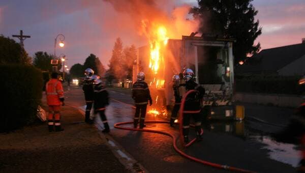 illustration Un camion-benne en feu dans le centre de Souligné-sous-Ballon