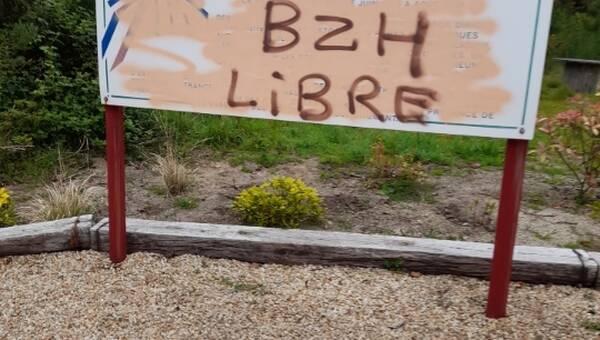 illustration Finistère. Le panneau qui symbolise le premier village résistant de France a été vandalisé