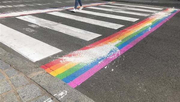 illustration À Laval, les arcs-en-ciel peints en soutien de la cause LGBTQI + ont été vandalisés