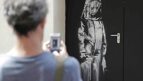 illustration Pourquoi l’œuvre de Banksy peinte sur le Bataclan est-elle au cœur d’un bras de fer juridique ?