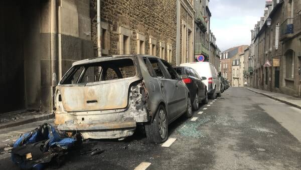 illustration VIDÉO. Des voitures brûlées à Fougères : « Mon appartement était orange à cause des flammes »