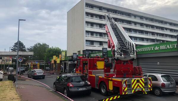 illustration Incendie au centre commercial du Chemin-Vert, à Caen : 35 pompiers mobilisés