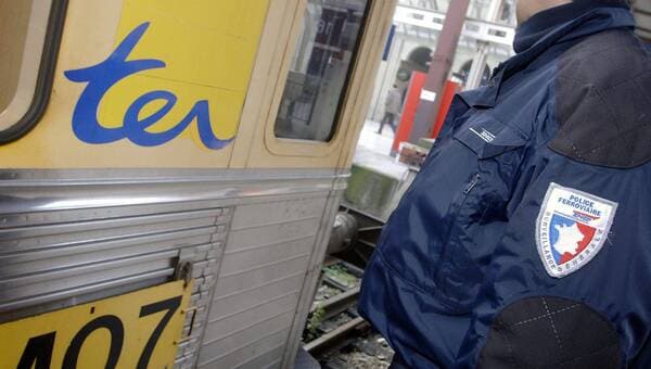 illustration Un passager sans billet maîtrisé par quatre personnes et débarqué du train Angers-Saumur