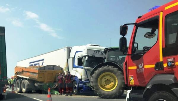 illustration Sur la route entre Argentré et Étrelles, un camion et un tracteur se percutent