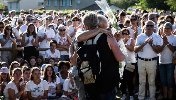 illustration EN IMAGES. En Saône-et-Loire, 1 000 personnes rendent hommage à l’adolescente poignardée à Clessé
