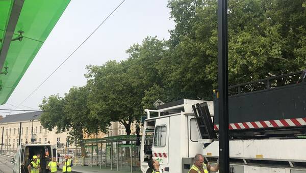 illustration Nantes. Un conducteur s’encastre dans un pylône du réseau de tramway à Commerce : réseau perturbé