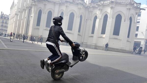 illustration Rodéo urbain. Une octogénaire percutée par un scooter à Rennes : un jeune de 16 ans interpellé