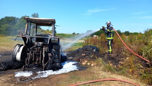 illustration Le tracteur d’un agriculteur prend feu alors qu’il ensile, à Vire Normandie