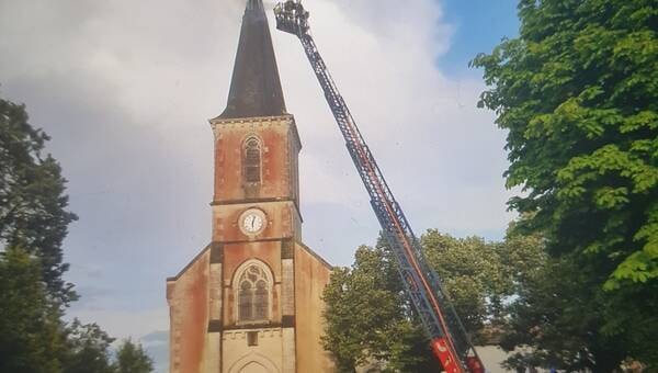 illustration Touché par la foudre, le clocher d’une église en feu en Deux-Sèvres : l’expert attendu au plus vite