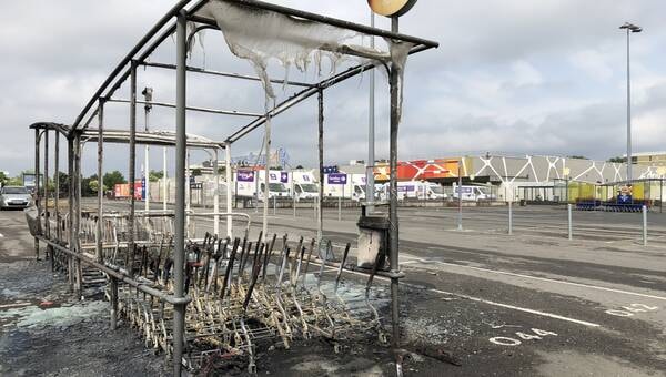 illustration Nantes. Quarante-deux chariots détruits sur le parking du magasin Carrefour Beaujoire