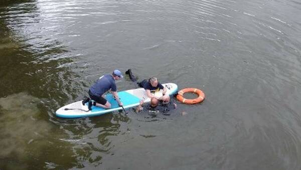 illustration Des policiers se jettent à l’eau pour sauver un homme de la noyade près de Nantes