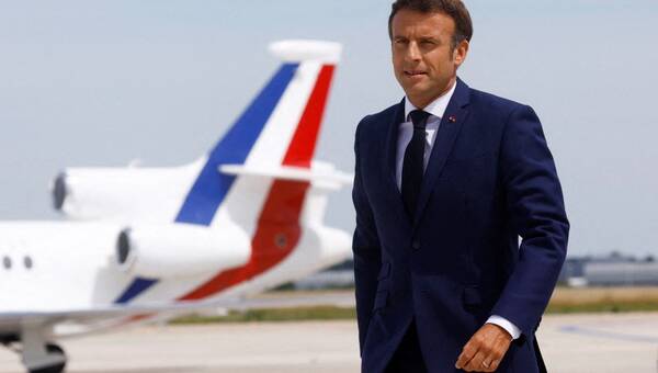 illustration Emmanuel Macron et Gérald Darmanin vont en Gironde à bord de deux Falcon, les internautes grondent