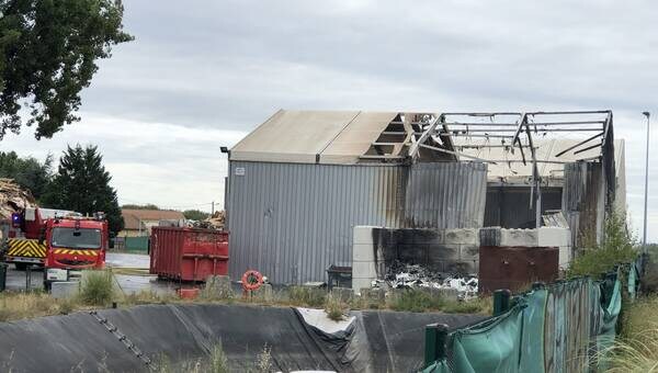 illustration Un hangar de stockage de déchets « écomobiliers » dévasté par les flammes à Trignac