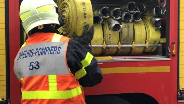 illustration Les pompiers interviennent pour éteindre un feu dans un sous-sol près de Laval