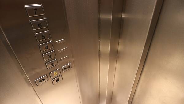 illustration Montpellier. Depuis six mois, un couple de retraités coincé chez lui à cause d’une panne d’ascenseur