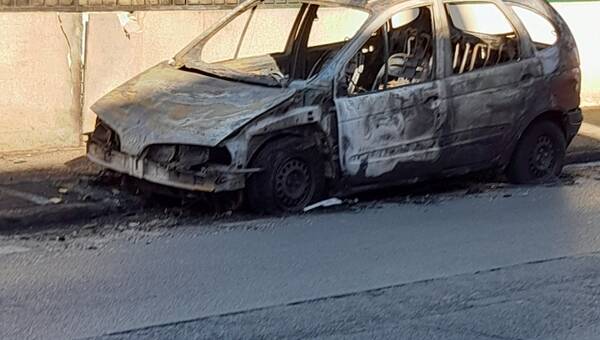 illustration Une voiture brûlée dans la nuit aux Ponts-de-Cé