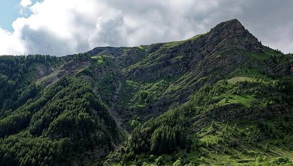 illustration Hautes-Alpes. Chute mortelle de deux jeunes alpinistes français dans le massif des Écrins