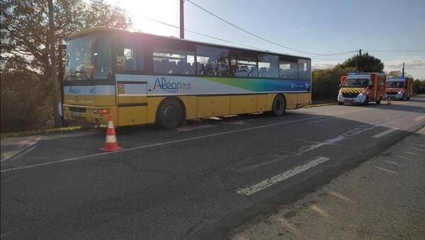 illustration Collision entre un bus scolaire et une voiture à Erbray : l’automobiliste légèrement blessée