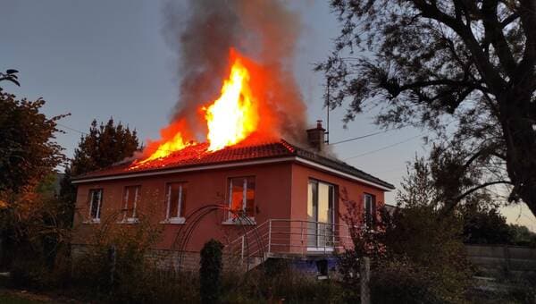 illustration Argentan. La toiture d’une maison en feu, route de Trun