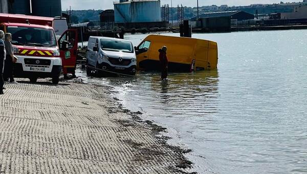illustration Des voitures piégées dans l’eau à cause des grandes marées dans le port de Dieppe