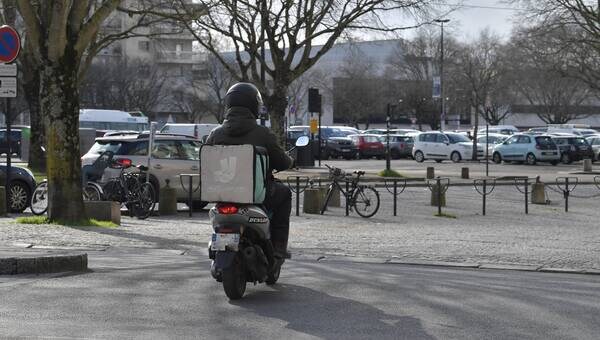 illustration Nantes. Sous contrôle judiciaire, il se fait prendre sans casque sur un scooter volé
