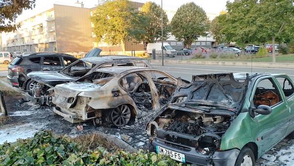 illustration Des voitures brûlées quartiers Hauts-de-Saint-Aubin et La Roseraie à Angers