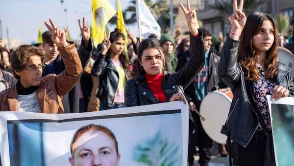 illustration Syrie. Des Kurdes manifestent pour rendre hommage à trois membres de leur communauté tués à Paris